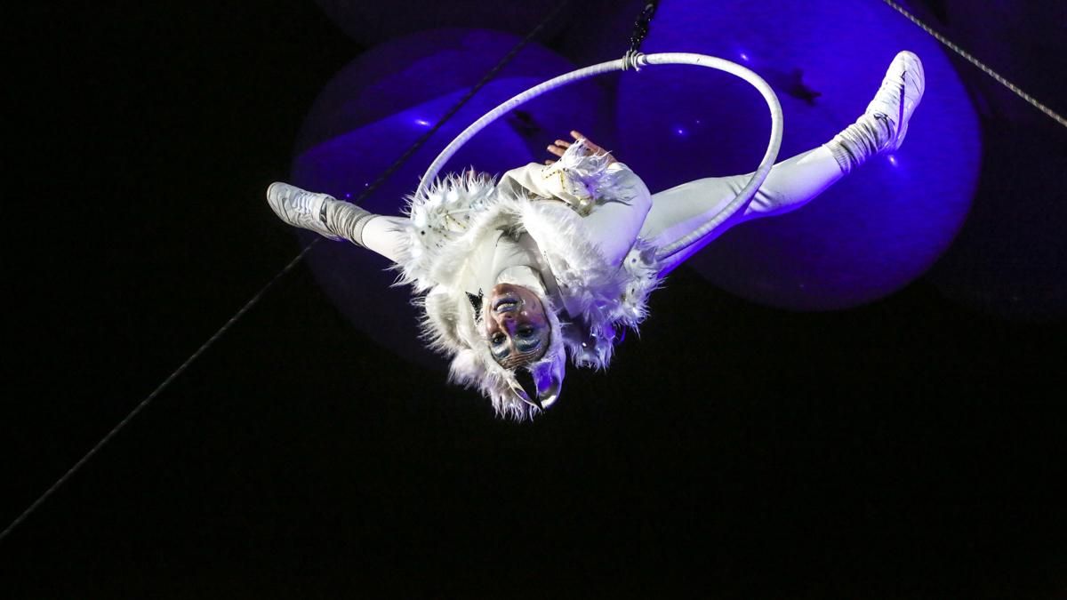 Espectáculo aéreo en la plaza de la Corredera