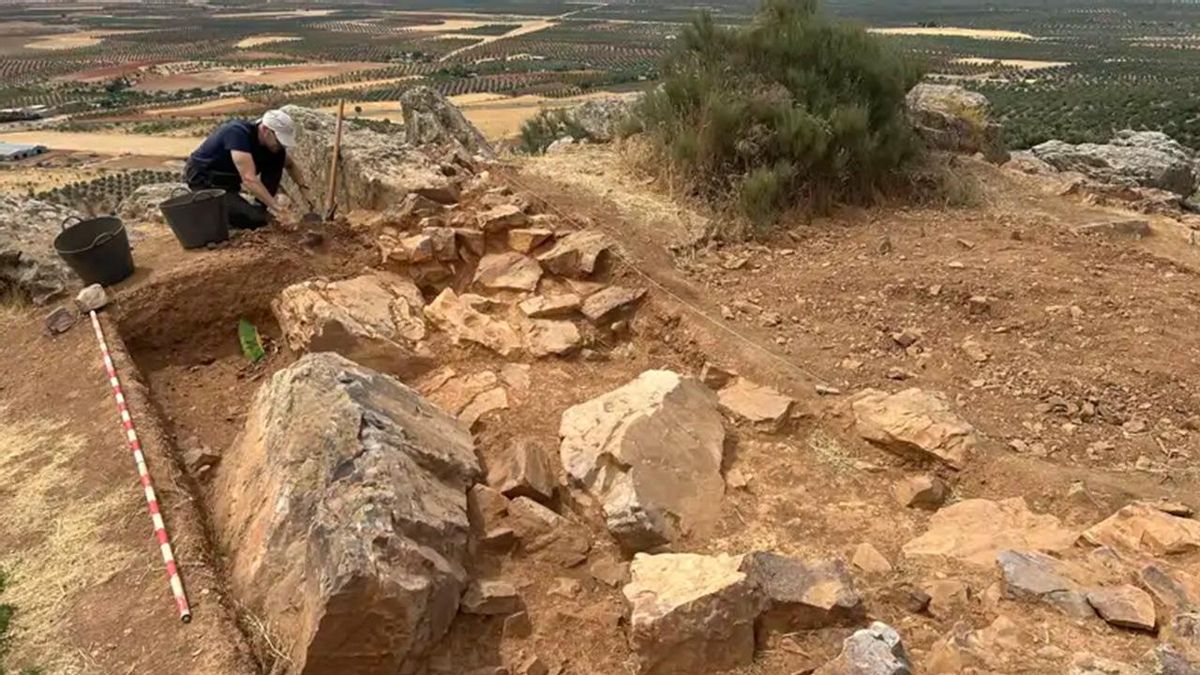 Investigador realizando trabajos en el yacimiento de La Chorrera