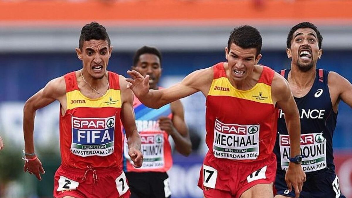 Ilias Fifa (izquierda) en el sprint final de los 5.000 metros lisos del europeo de atletismo en el que quedó campeón | Imagen cedida por Ilias Fifa a eldiario.es