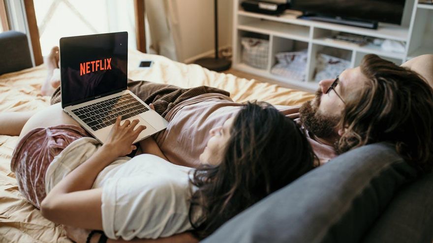 "Me quedo sin dormir para terminar la temporada": ¿qué efectos pueden tener los atracones de 'streaming'?