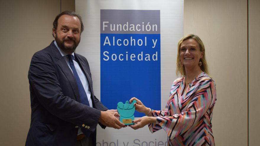 La presidenta del COF, Rita de la Plaza, y el director de la Fundación Alcohol y Sociedad, Bosco Torremocha.