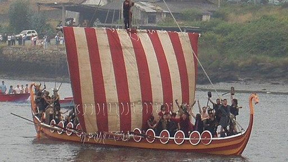 Una de las naves que asaltan las orillas del río Ulla en su paso por Catoira (Galicia)