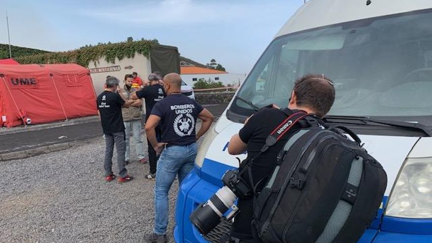 Equipo de WCK en Puesto de Mando avanzado organizando tareas