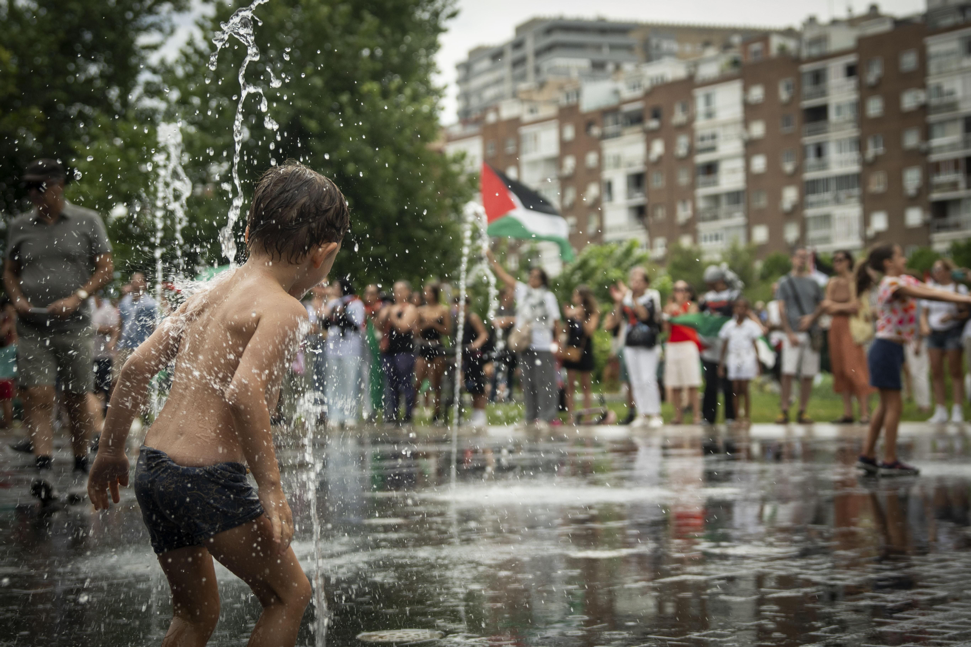 Cientos de personas llenan las orillas de Madrid Río en solidaridad con Gaza y para apoyar a la Global Sumud Flotilla