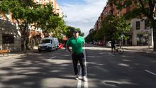 Luis, de 63 años, camina a paso ligero en el Paseo Imperial