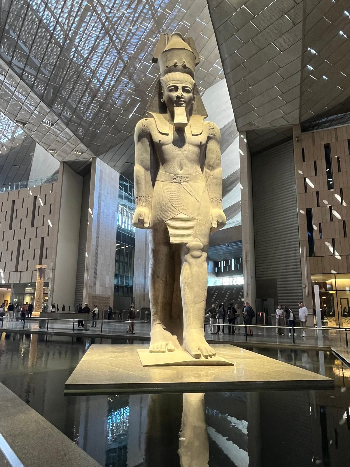 Una colosal estatua de Ramsés II preside el atrio central del museo; la escultura de once metros pesa 83 toneladas.