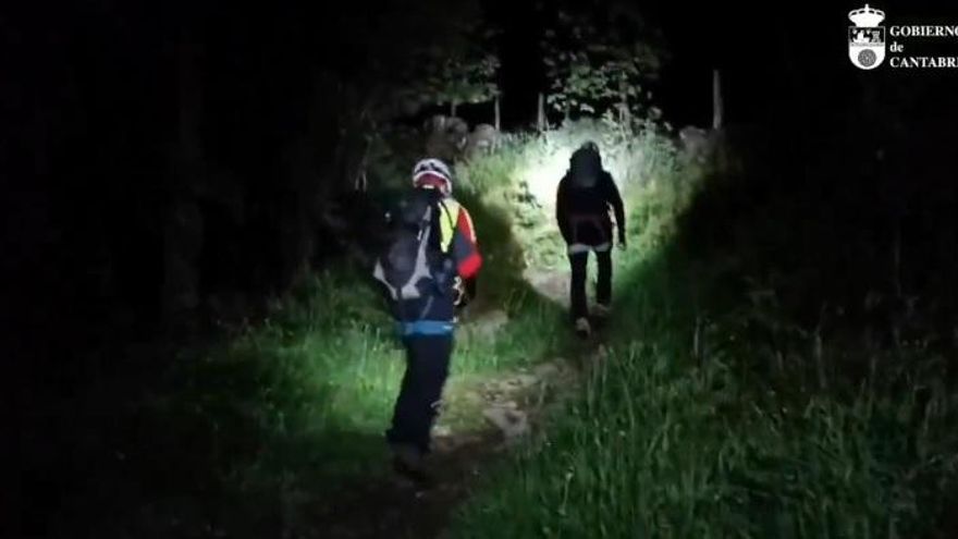 Rescatados dos senderistas a los que se les hizo de noche cuando hacían una ruta en Vega de Pas