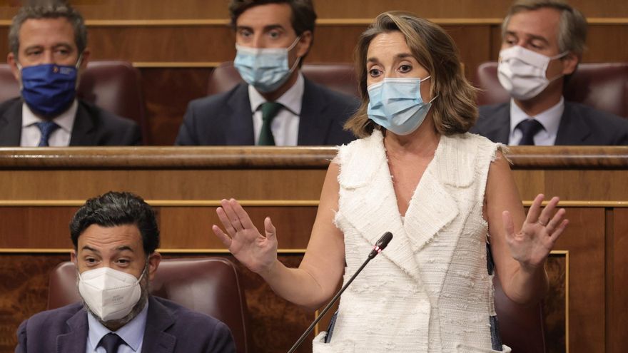 La portavoz del PP en el Congreso, Cuca Gamarra, interviene en una sesión de control al Gobierno en el Congreso de los Diputados, a 22 de septiembre de 2021, en Madrid, (España).