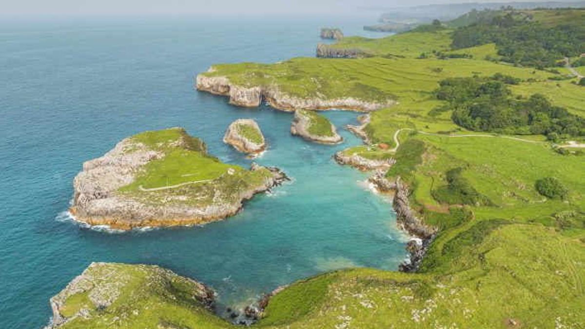 La playa asturiana donde emergen islotes con la marea y se forma una piscina natural