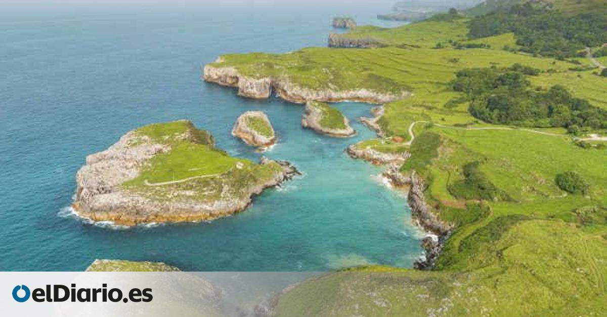 La playa asturiana donde emergen islotes con la marea y se forma una piscina natural