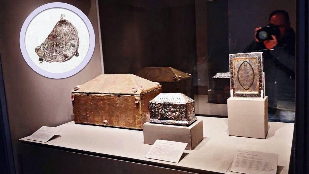 La moneda con el primer león heráldico y las arquetas de Loarre y Boñar en la exposición 'Reina Ella. Urraca I de León'.