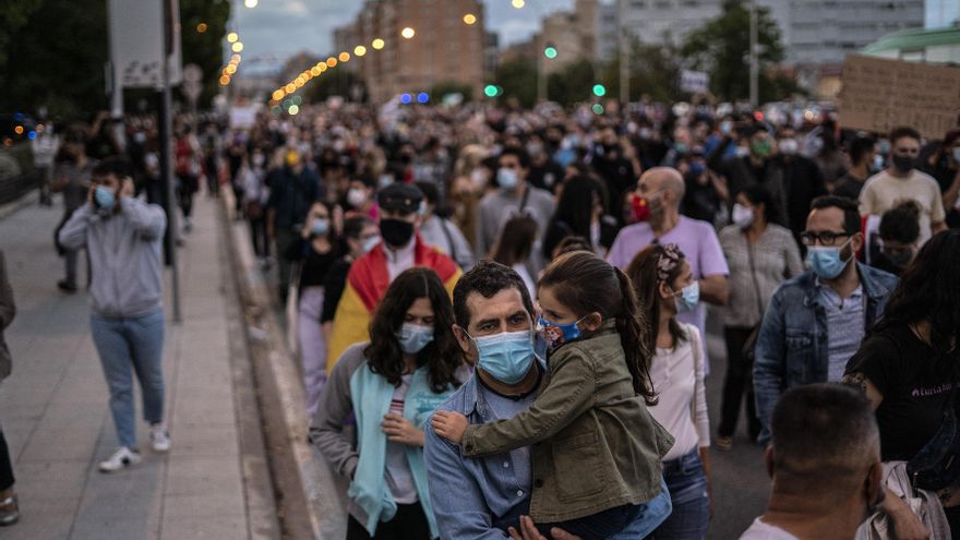 Manifestación contra la restricciones de Ayuso en Usera