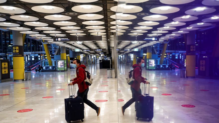 Un pasajero cruza una de las salas del Aeropuerto Adolfo Suárez Madrid-Barajas. EFE/Emilio Naranjo/Archivo