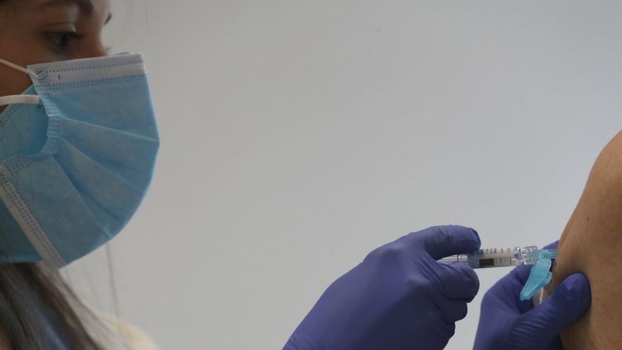 Autorizan el primer ensayo clínico internacional de una vacuna española contra la COVID