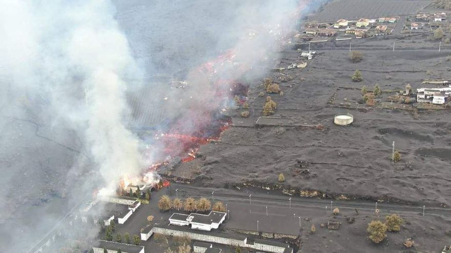 Una nueva colada del volcán de La Palma engulle el cementerio de Las Manchas