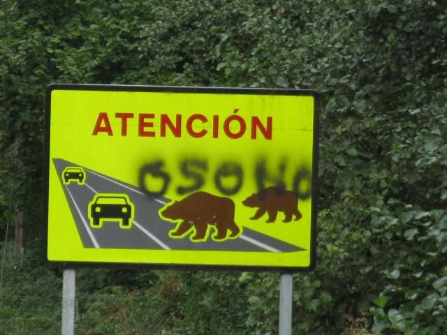 Cartel alertando de la existencia de osos en la zona.