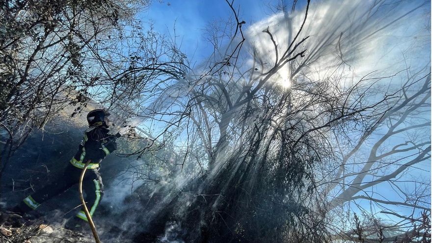 Un bombero municipal en las tareas para sofocar el incendio forestal ocurrido en león capital. / Foto Bomberos de León