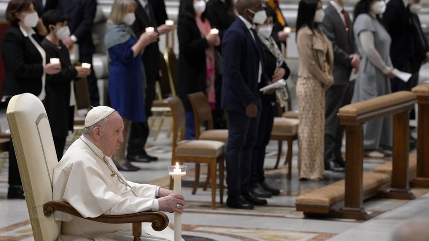 El Papa Francisco en un momento de la Vigilia Pascual de este sábado, 16 de abril de 2022.