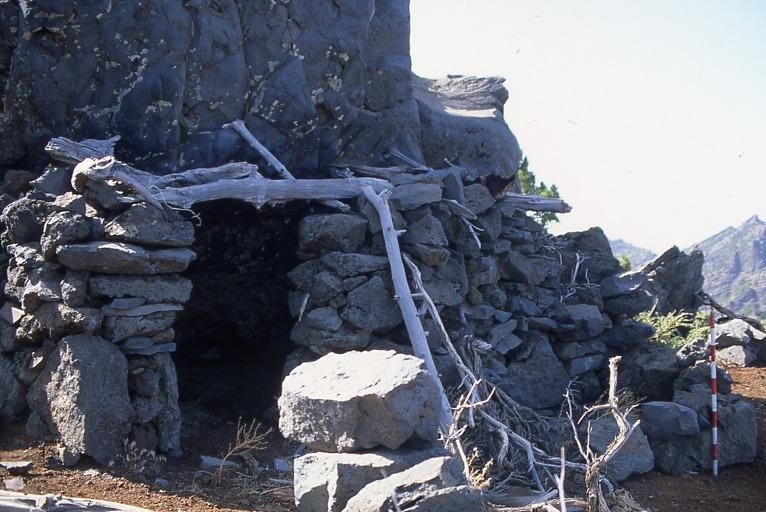 Morada pastoril situada junto a la ‘pasada’ de Barranquera Abierta, zona del Pico de La Sabina-La Erita, tal y como se encontraba en 1992.