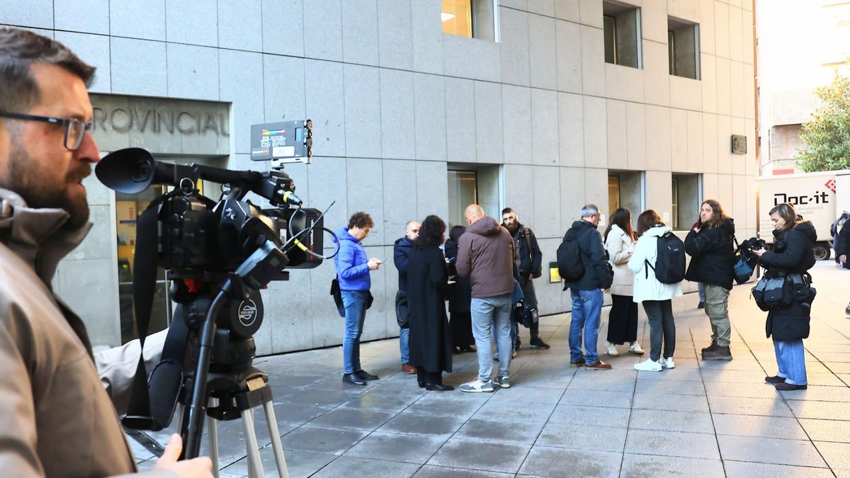 Aunque el juicio comenzó a las 10.30 horas, dos horas antes la sede de la Audiencia Provincial de Asturias estaba repleta de periodistas.