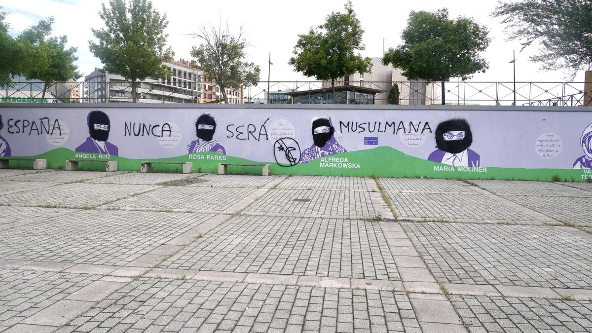 Vuelven a vandalizar el mural feminista de León pintando hiyabs a las mujeres que aparecen en él