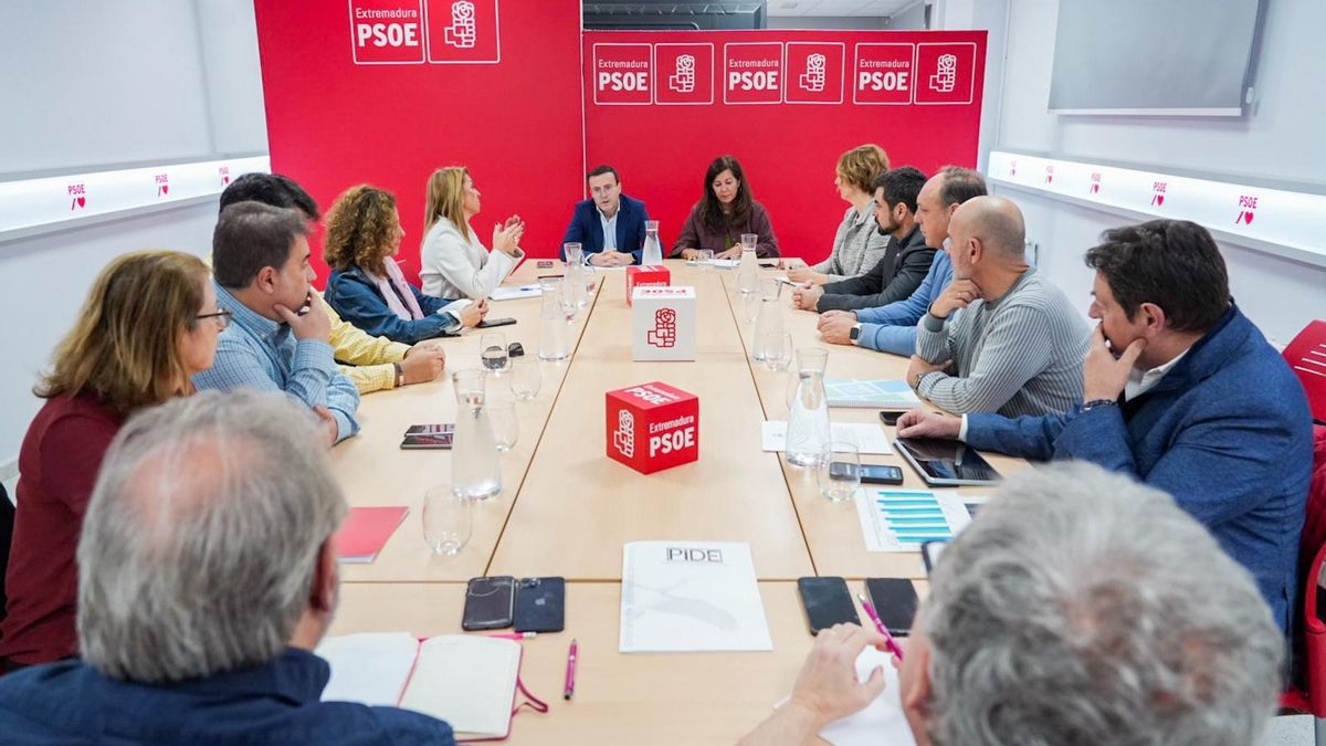 Gallardo se compromete a subir el salario de los docentes extremeños 200 euros al mes desde enero