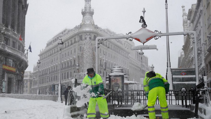 Colchoneta, manta y pastel de navidad en el metro tras amanecer cubierto de nieve en la calle