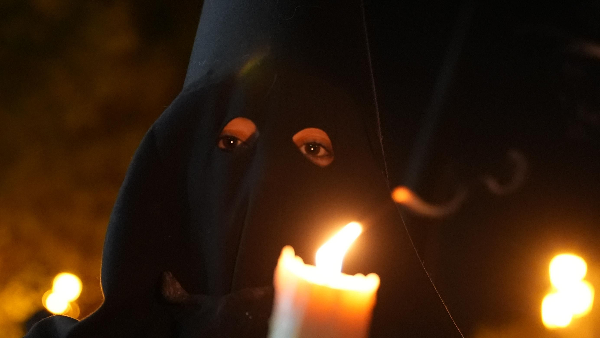 La salida procesional del Via Crucis, en imágenes