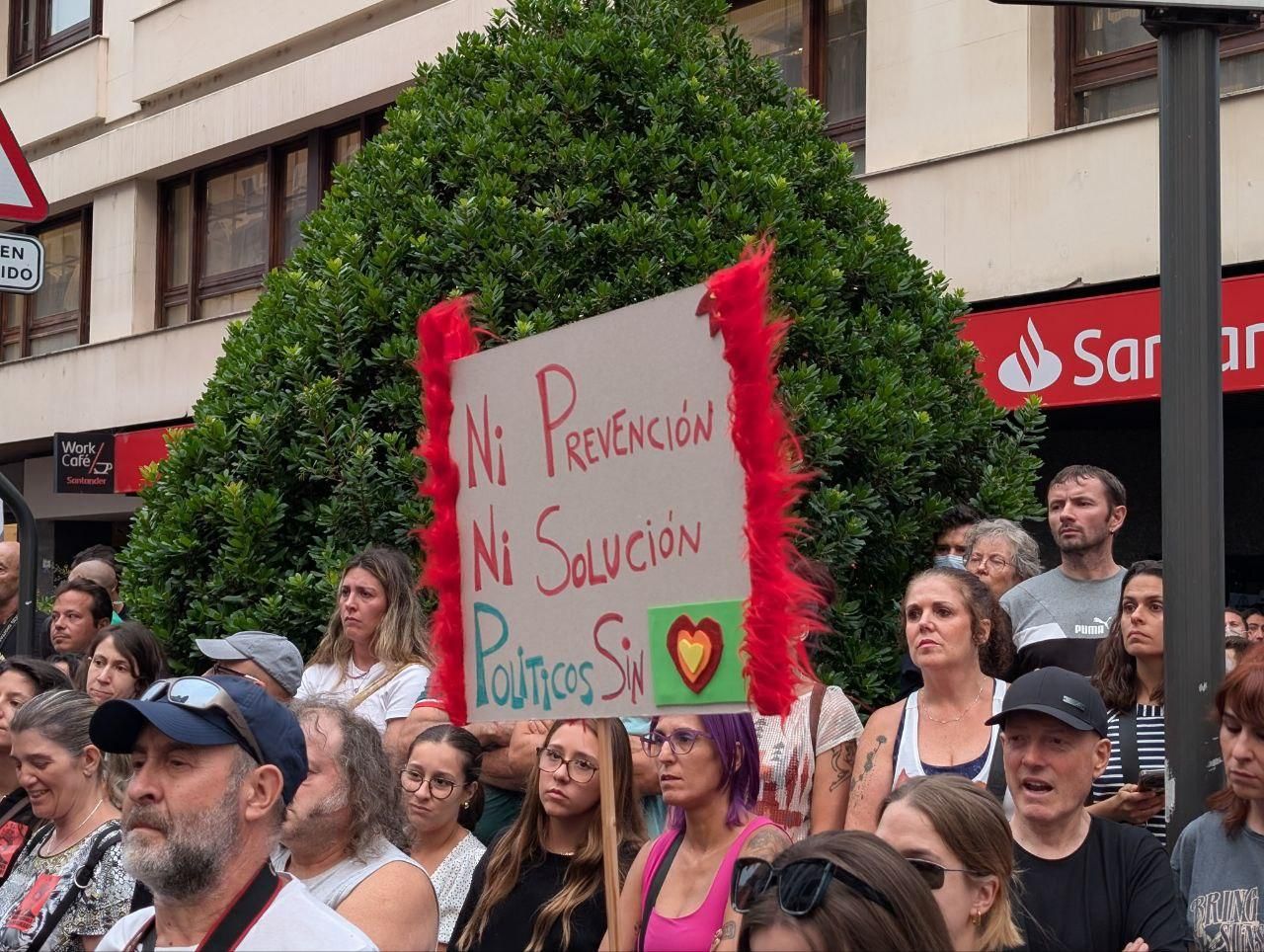 Las pancartas de la indignación en León por los mayores incendios forestales de la historia