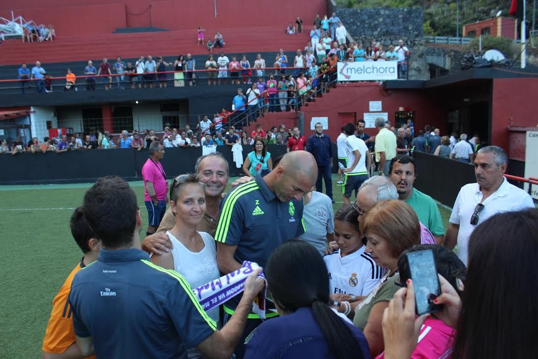 La leyenda del fútbol levantó expectación en el estadio del CD Mensajro. Foto: JOSÉ AYUT.