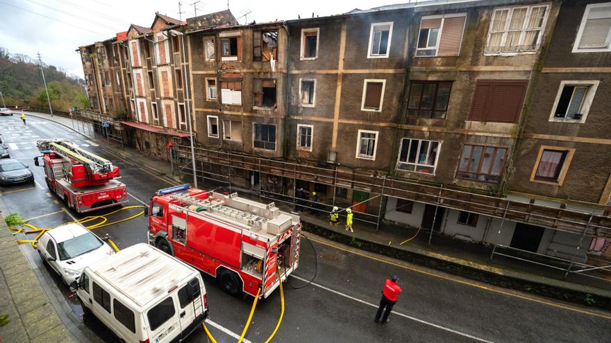 Declaran el riesgo de colapso de los cuatro inmuebles afectados por el incendio de Basauri (Bizkaia)