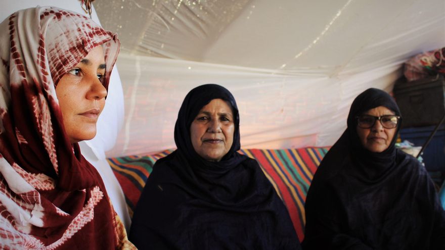 Los campamentos de refugiados saharauis resisten a hombros de las mujeres: "Ellos van al frente, nosotras sostenemos la vida"