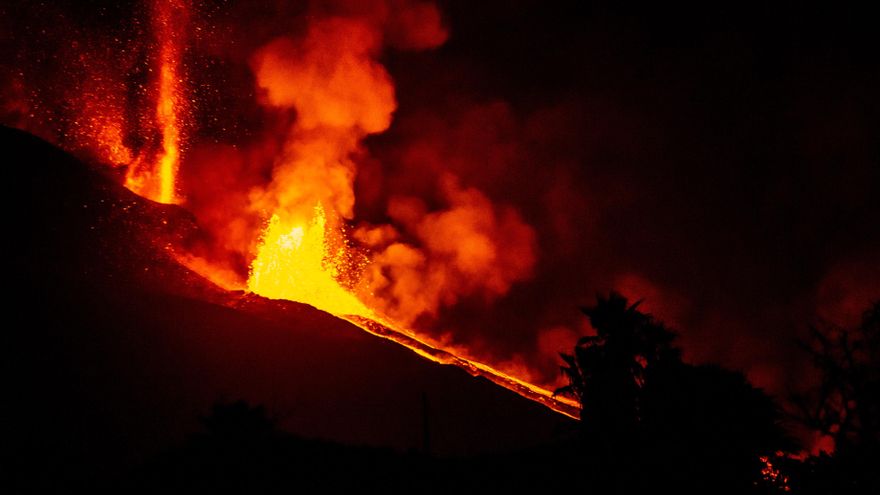 El volcán se reactiva en la noche del lunes y la madrugada del martes. / FOTO: ANKOR RAMOS