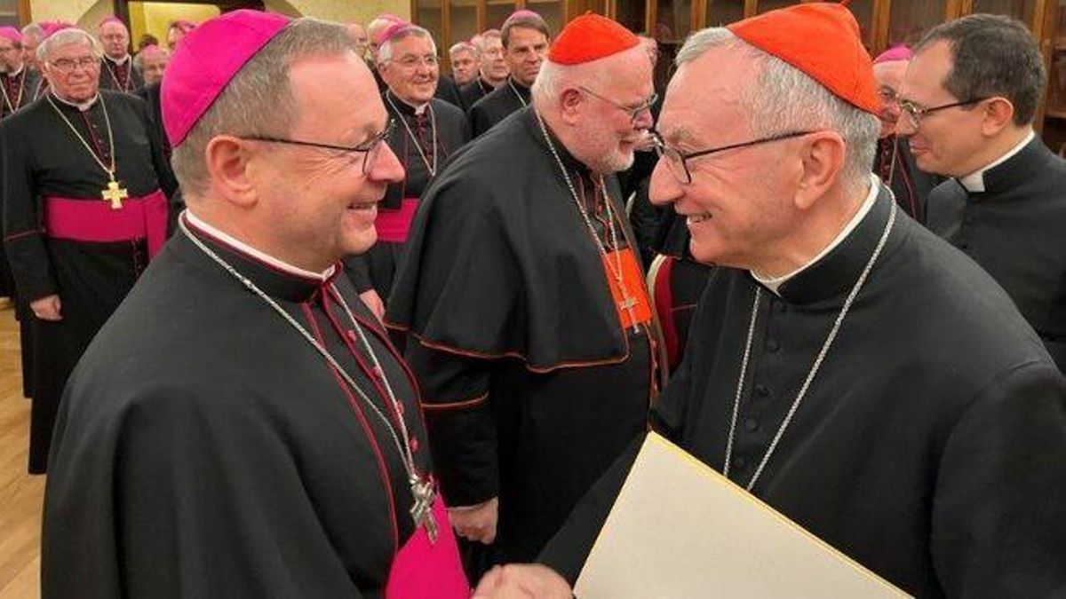 El secretario de Estado vaticano, Pietro Parolin, con el presidente de los obispos alemanes, Georg Bätzing