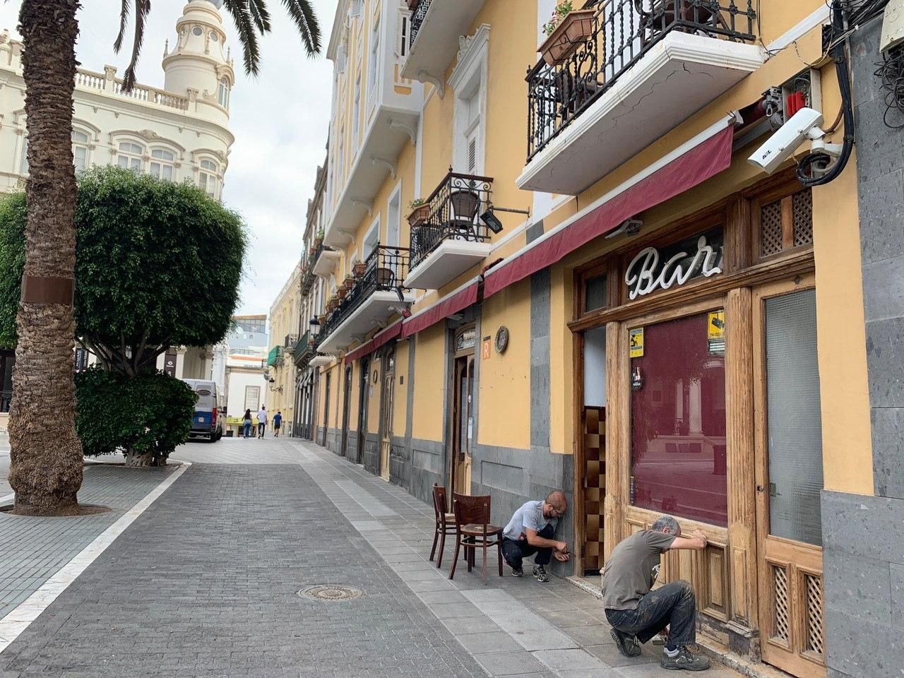 La cafetería del Hotel Madrid aprovecha para hacer reparaciones en el primer día de la fase 1