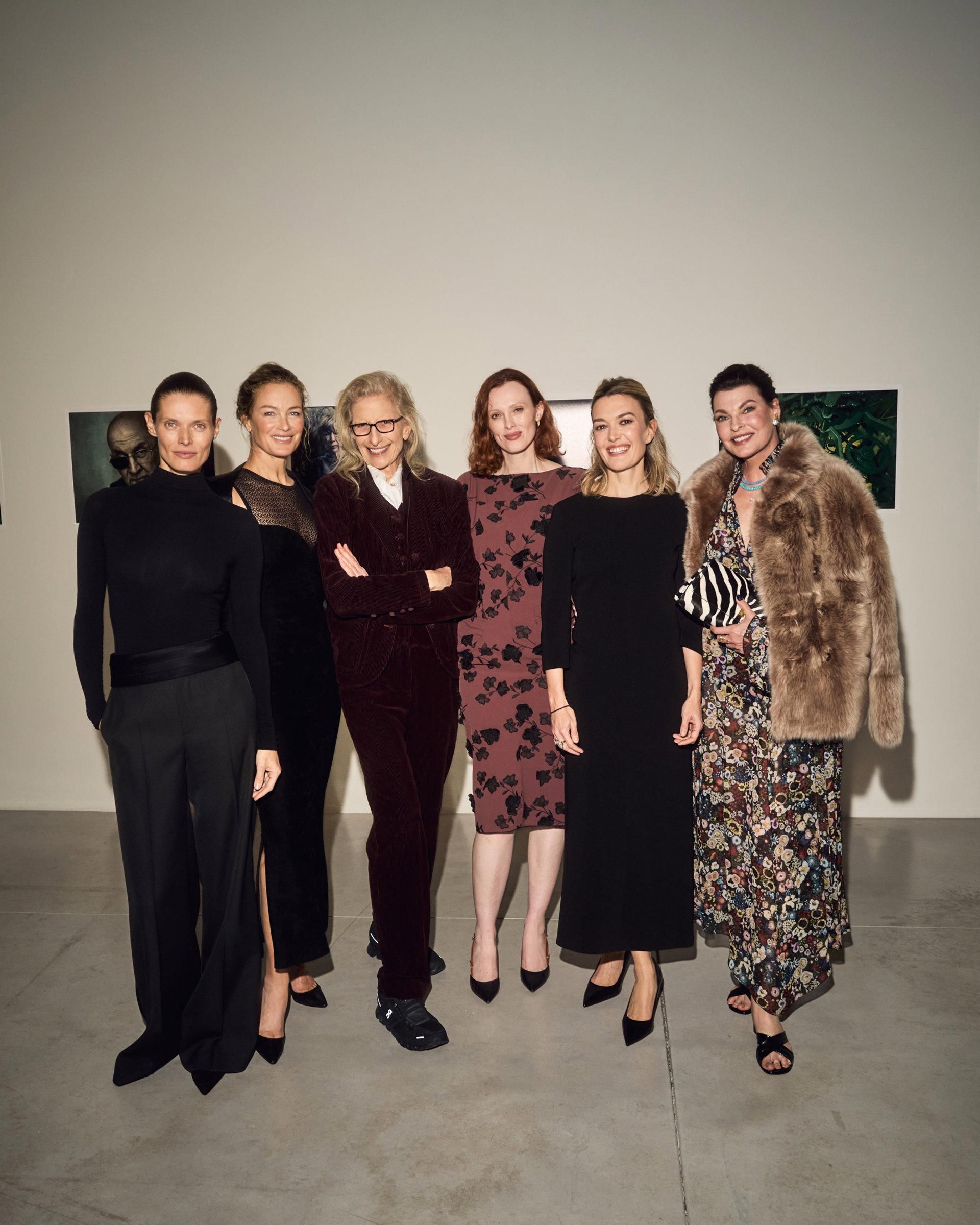 Malgosia Bela, Carolyn Murphy, Annie Leibovitz, Karen Elson, Marta Ortega y Linda Evangelista en la preinauguración de 'Wonderland'