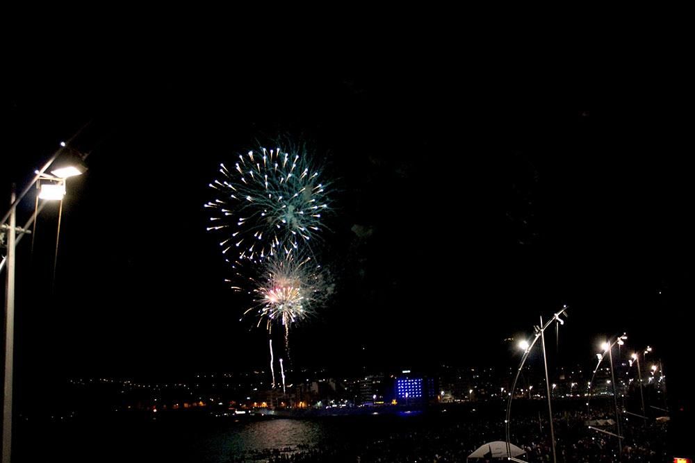 Fuegos artificiales durante la noche de San Juan en la capital grancanaria. (Foto: Cirenia Vico).