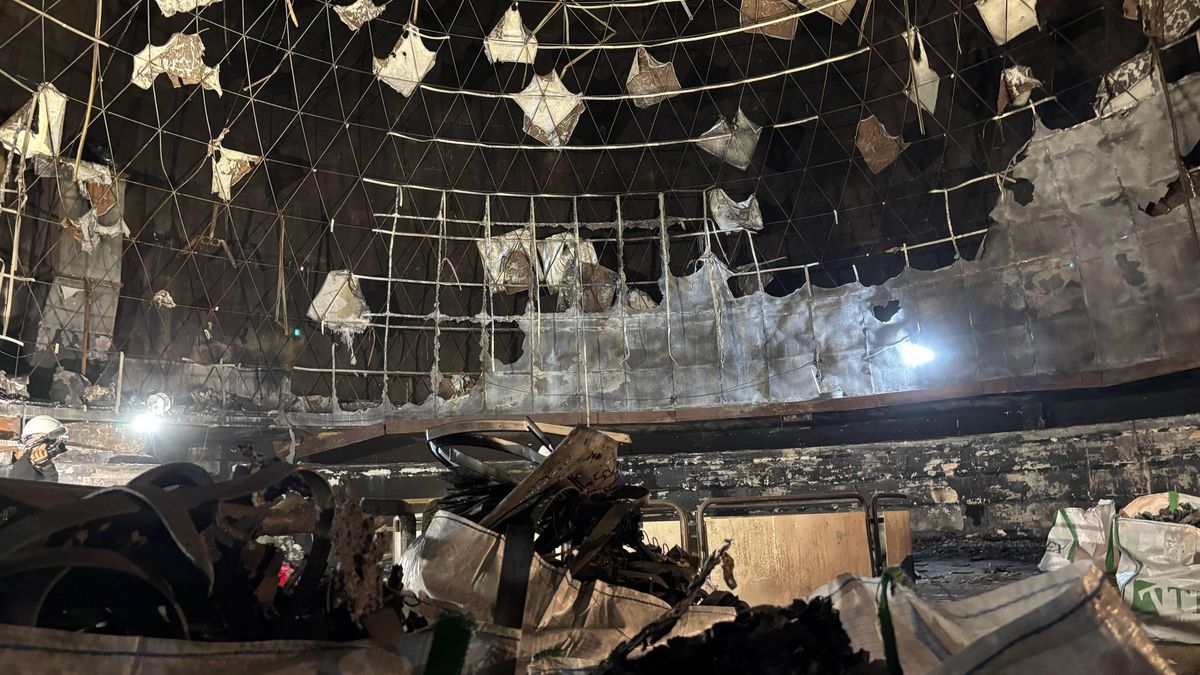 Escombros que han quedado tras el incendio del Planetario de Pamplona.