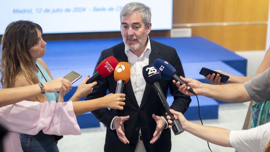 El presidente de Canarias, Fernando Clavijo, atiende a los medios de comunicación