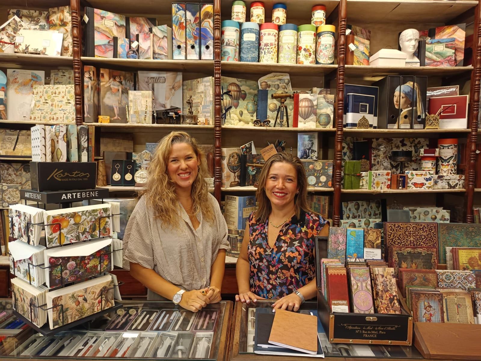 Laura Mejías (d) y Mari Carmen Planelles (i) son la quinta generación de la familia Ferrer al frente del negocio.