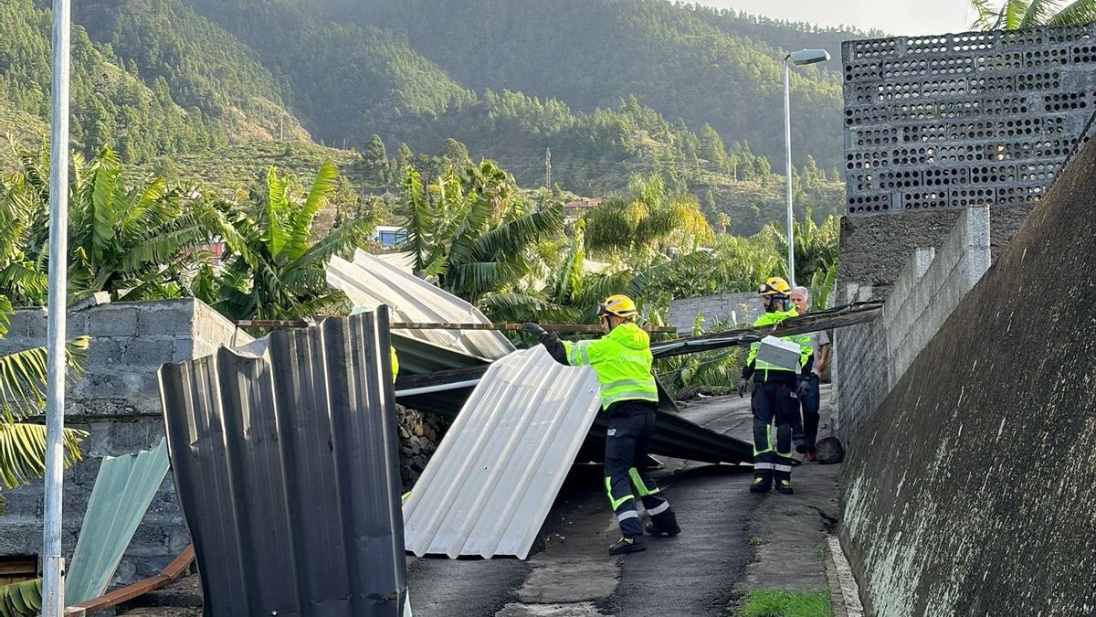 Una valla afectada por el viento.