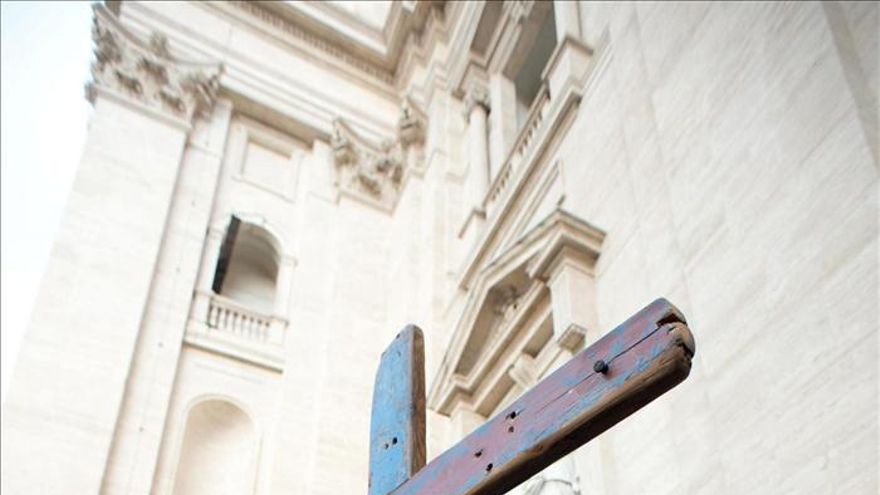 El papa bendice una cruz hecha con la madera de las barcazas de Lampedusa