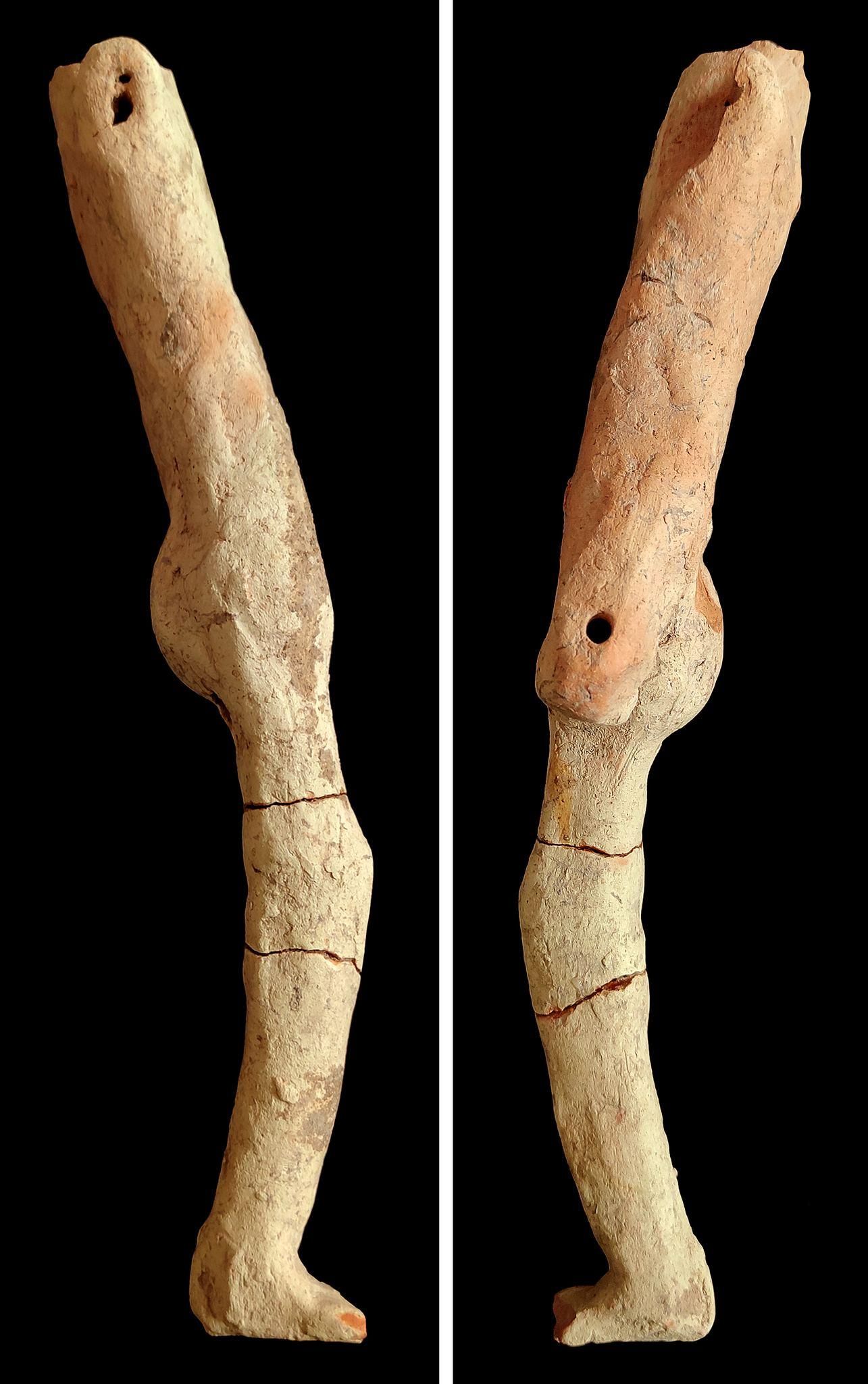 Los pies articulados de la muñeca.