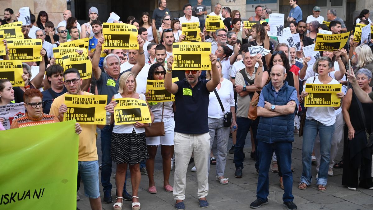 Manifestación en Erandio por los posibles desahucios en 'Los Ochos'