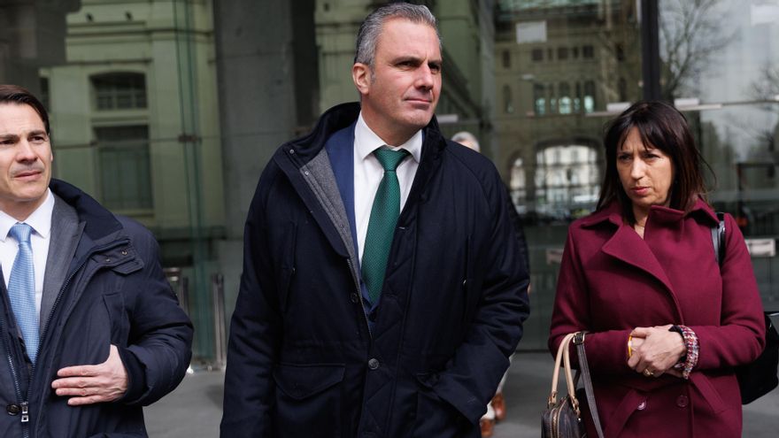 El portavoz de VOX en el Ayuntamiento de Madrid, Javier Ortega Smith, atiende a los medios de comunicación, tras reunirse con el alcalde de Madrid por las normas urbanísticas