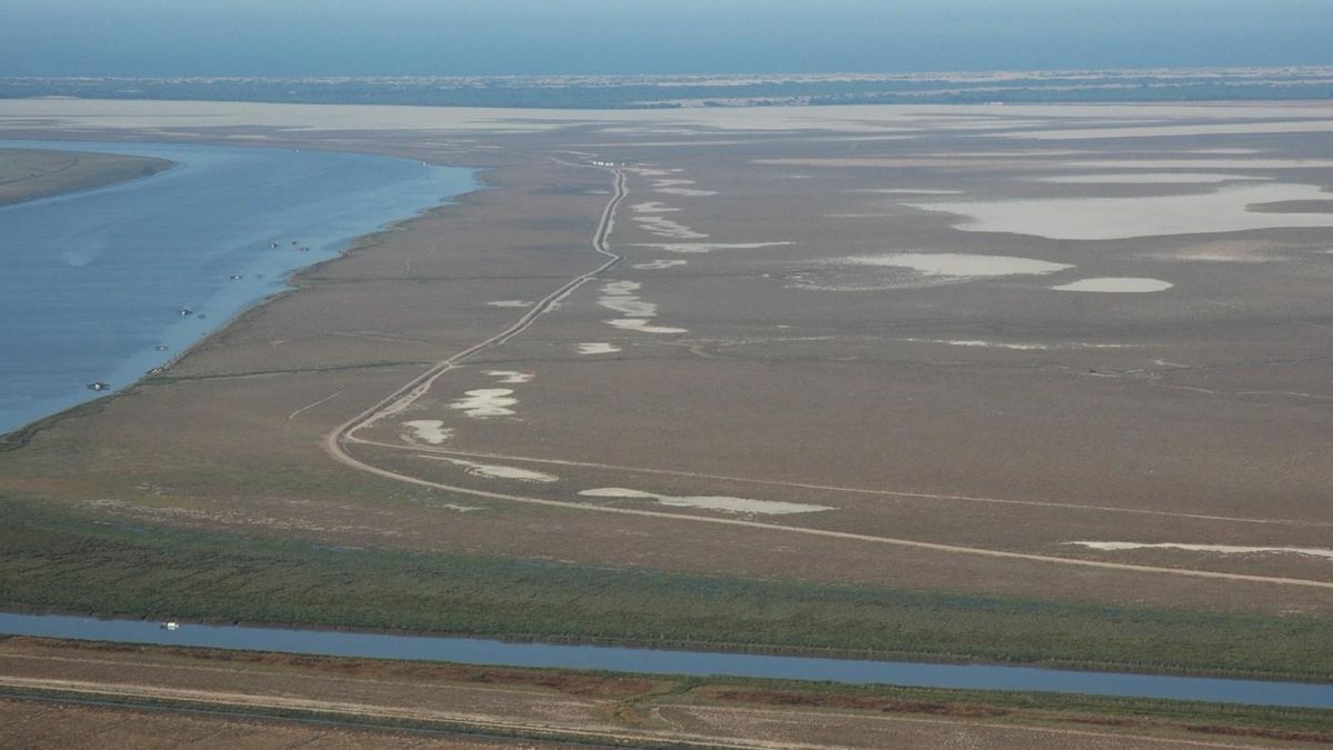 A la izquierda el Guadalquivir, y a la derecha la zona de marisma, con la separación de la Montaña del Río.