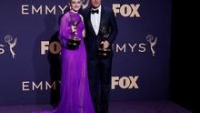 Fotografía tomada el pasado 22 de septiembre en la que se registró al actor y director Jason Bateman (d) y a la actriz Julia Garner (i) al posar con los premios Emmy a mejor director y a mejor actriz de una teleserie dramática, por su trabajo en 'Ozark', en Los Ángeles (California, EE.UU.).