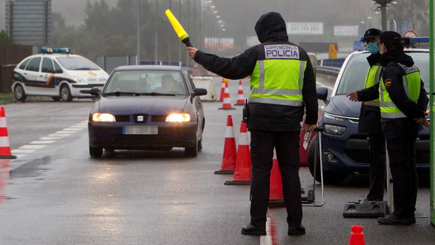 Miembros de la Policía Nacional durante los controles fronterizos en la frontera entre España y portugal en las localidades de Tuy (España) y Valenca (Portugal. EFE/ Salvador Sas