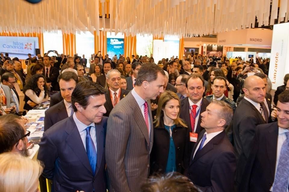 Los Príncipes saludan a los representantes de Canarias.