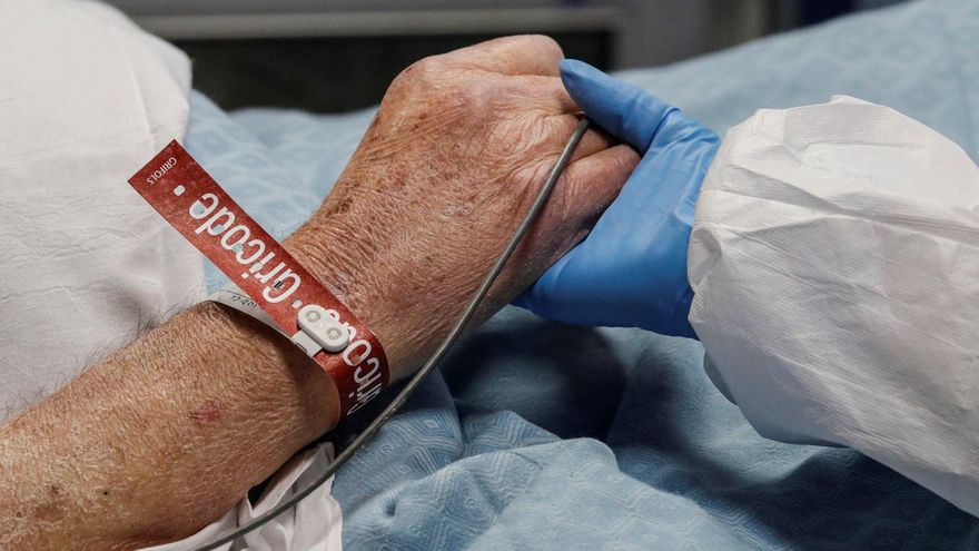Una enfermera toma de la mano a un paciente de Covid en un hospital de Roma. EFE/EPA/Giuseppe Lami